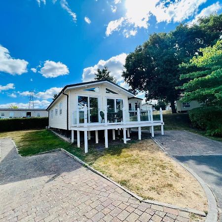 Waterfall Retreat Hotel Poole Exterior photo